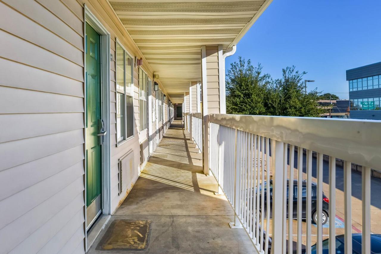 Hometowne Studios By Red Roof Dallas - North Addison - Tollway Extérieur photo