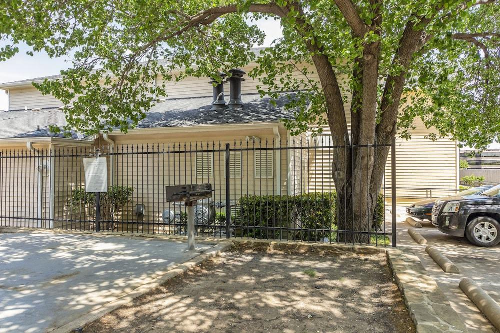 Hometowne Studios By Red Roof Dallas - North Addison - Tollway Extérieur photo